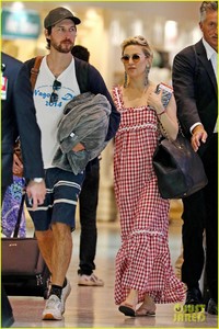 kate-hudson-danny-fujikawa-jet-out-of-sydney-01.jpg