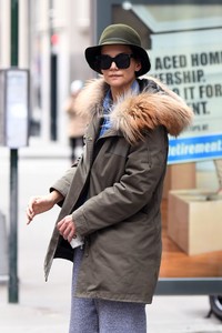 katie-holmes-waving-for-the-bus-at-a-bus-stop-at-5av-in-nyc-1.jpg