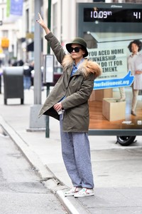 katie-holmes-waving-for-the-bus-at-a-bus-stop-at-5av-in-nyc-5.jpg