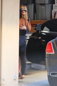 khloe-kardashian-candids-arrives-at-friend-s-malika-to-watch-the-super-bowl-lii-2.jpg
