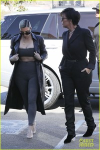 kim-kardashian-kris-jenner-scott-disick-lunch-05.jpg