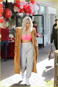 kim-kardashian-kris-jenner-valentines-day-flower-shop-00.jpg