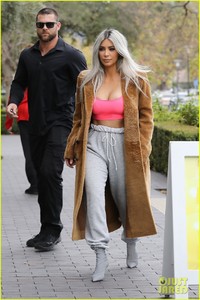 kim-kardashian-kris-jenner-valentines-day-flower-shop-05.jpg