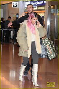 kim-kardashian-pink-hair-tokyo-03.jpg