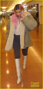 kim-kardashian-pink-hair-tokyo-06.jpg