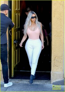 kim-kardashian-wears-form-fitting-clothes-for-lunch-with-family-01.jpg
