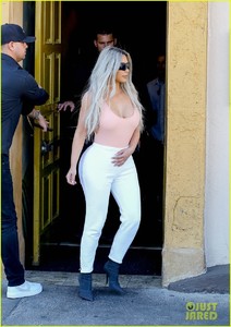 kim-kardashian-wears-form-fitting-clothes-for-lunch-with-family-09.jpg