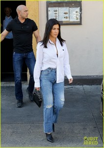kim-kardashian-wears-form-fitting-clothes-for-lunch-with-family-10.jpg