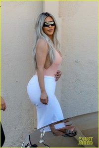 kim-kardashian-wears-form-fitting-clothes-for-lunch-with-family-18.jpg