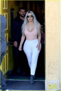 kim-kardashian-wears-form-fitting-clothes-for-lunch-with-family-21.jpg