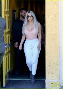 kim-kardashian-wears-form-fitting-clothes-for-lunch-with-family-26.jpg