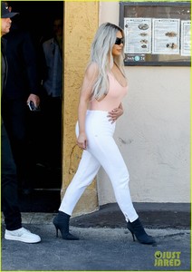 kim-kardashian-wears-form-fitting-clothes-for-lunch-with-family-33.jpg