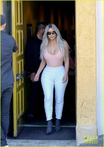 kim-kardashian-wears-form-fitting-clothes-for-lunch-with-family-35.jpg
