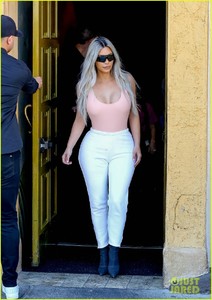 kim-kardashian-wears-form-fitting-clothes-for-lunch-with-family-37.jpg
