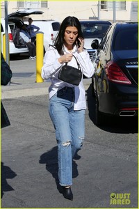 kim-kardashian-wears-form-fitting-clothes-for-lunch-with-family-39.jpg