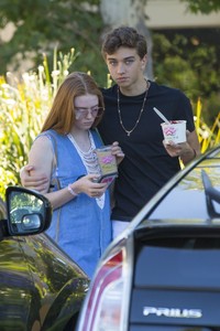 larsen-thompson-enjoys-healthy-snacks-from-sunlife-organics-in-la-06-20-2017-2.thumb.jpg.cf9198928a9f08849602146d059f3349.jpg