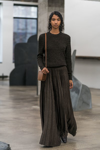 look_10_jpg_9416_north_1382x_black.jpg