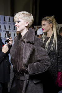 max-mara-bks-g-rf18-9042.thumb.jpg.a65569deee28a7d4c08d48bf96d6892e.jpg