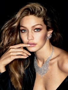 messika-gigi-hadid-haute-joaillerie-mobile.thumb.jpg.cef2bf138db3beb4f7ff96151a6a08ca.jpg