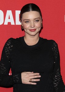 miranda-kerr-jasper-johns-something-resembling-truth-exhibition-in-los-angeles-5.jpg