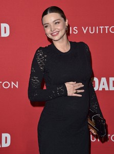 miranda-kerr-jasper-johns-something-resembling-truth-exhibition-in-los-angeles-8.jpg