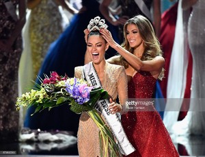 miss-south-africa-2017-demileigh-nelpeters-reacts-as-she-is-crowned-picture-id879865566.jpg