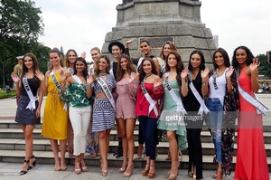miss-universe-candidates-wave-at-fans-and-media-after-the-wreath-picture-id887574364.jpg