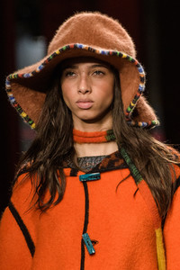 missoni-clp-rf18-0607.thumb.jpg.af19ec0f1f3ad807597ea906b8dc8e1d.jpg
