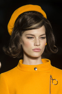 moschino-clp-rf18-2508.thumb.jpg.255193f582d19164331a101a358bbbbd.jpg