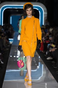 moschino-rf18-2144.thumb.jpg.312be18ad4a073c662ba6edf1ad8c024.jpg