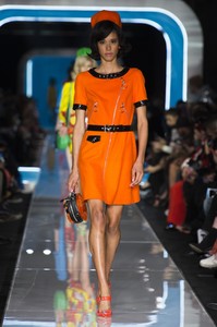 moschino-rf18-2209.thumb.jpg.7fc3245c6450db09716224ad18bf0858.jpg