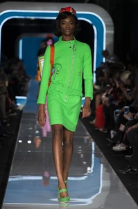 moschino-rf18-2313.thumb.jpg.8a0b1b7ea5079613a20f50730a224398.jpg