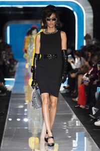 moschino-rf18-2383.thumb.jpg.165f74f855970ecc7a4a16dd062a7f77.jpg