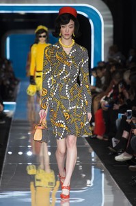 moschino-rf18-2401.thumb.jpg.30000a70aa1698105cfbe590e75c5d43.jpg