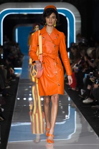 moschino-rf18-2420.thumb.jpg.7dc304e1461cdc792b30c624f3a86ae7.jpg