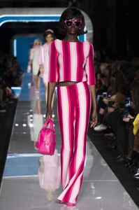 moschino-rf18-2454.thumb.jpg.61118a1474b20be65048d97393e82d94.jpg