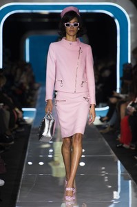 moschino-rf18-2492.thumb.jpg.8a369953ef11ed04608f303c73b2850b.jpg