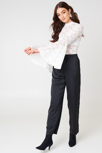 nakd_bell_sleeve_lace_top_1100-000458-0001_03c.jpg