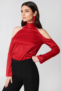 nakd_hannalicious_high_neck_cold_shoulder_blouse_1454-000064-0004_02a.jpg