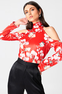 nakd_hannalicious_high_neck_cold_shoulder_blouse_1454-000064-0088_02a.jpg