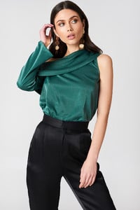 nakd_hannalicious_one_shoulder_satin_blouse_1454-000061-0010_01a.jpg