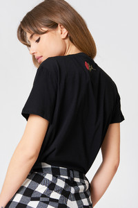 nakd_rose_neck_embroidery_tee_1018-000429-0002_01gr.jpg