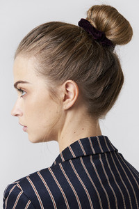 nakd_velvet_scrunchie_1015-000645-0212_01l.jpg