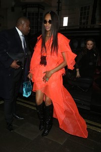 naomi-campbell-night-out-style-leave-mnky-hse-in-london-0.thumb.jpg.74247cb7319bc1ae803bfba6eb70719a.jpg