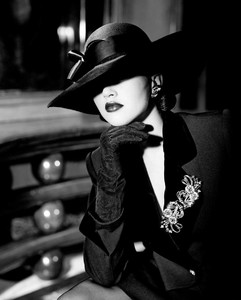 neith-hunter-vogue-italia-1983-c2a9-gian-paolo-barbieri.thumb.jpg.e792bd211343a14506dddbf1cd1c4996.jpg