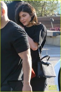 new-parents-kylie-jenner-travis-scott-grab-lunch-in-malibu-01.jpg