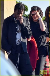 new-parents-kylie-jenner-travis-scott-grab-lunch-in-malibu-02.jpg