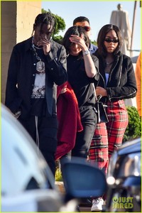 new-parents-kylie-jenner-travis-scott-grab-lunch-in-malibu-04.jpg