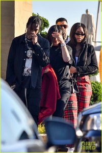 new-parents-kylie-jenner-travis-scott-grab-lunch-in-malibu-13.jpg