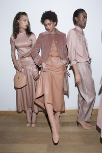 nina-ricci-bks-z-rf17-8491.thumb.jpg.052b06944f8e3df5f947dec27617220f.jpg